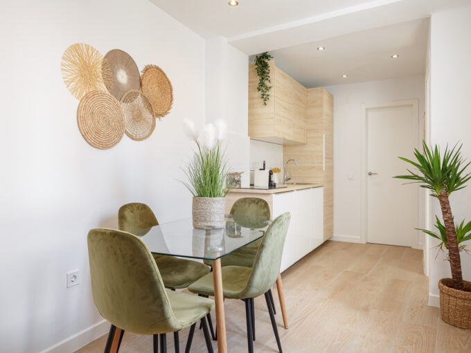 Kitchen and dining area of cosy apartment Jinetes in the center of Malaga
