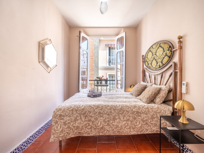 Bedroom with balcony in Malaga center